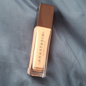 Anastasia Beverly Hills Luminous Foundation